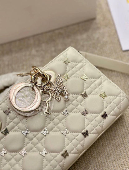 Dior
130 dhs✅
High quality 

with box
🎁🎁🎁

Zain35
♥️♥️♥️