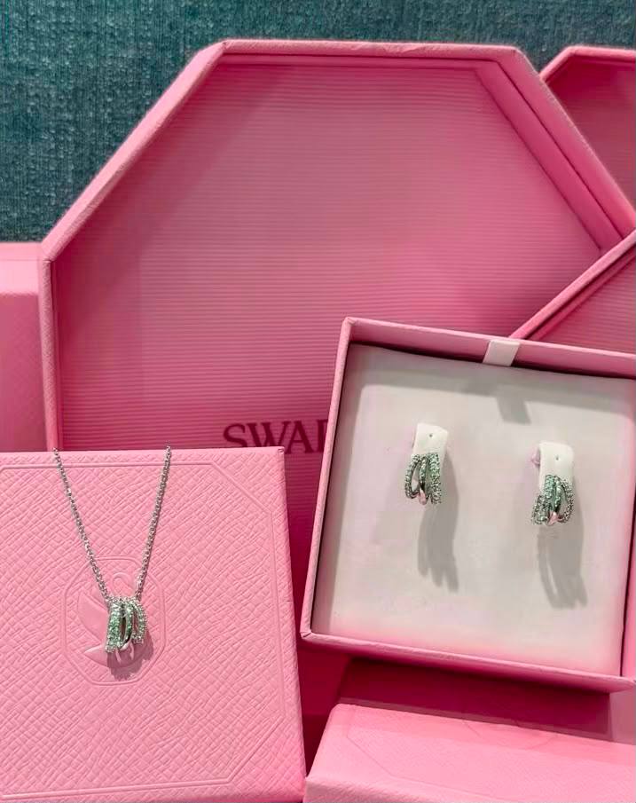 Swarovski Set
Necklace 
Earrings 
*Master Quality* 🍂

*110* AED normal box 📦
*150* AED master box 🗃️

Zain48
♥️♥️♥️