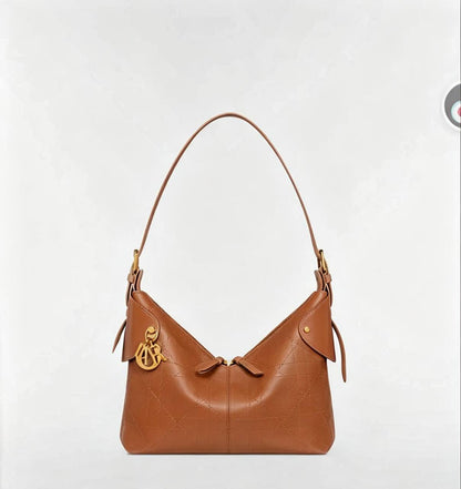 Dior

120 dhs✅

with box
🎁🎁🎁

Size：27/23/12

Zain07
♥️♥️♥️