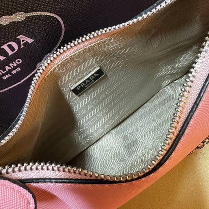 PRADA 
 GOOD QUALITY
 WITH BOX 
🎁🎁🎁

90 dhs✅

Zain39
❤️❤️❤️