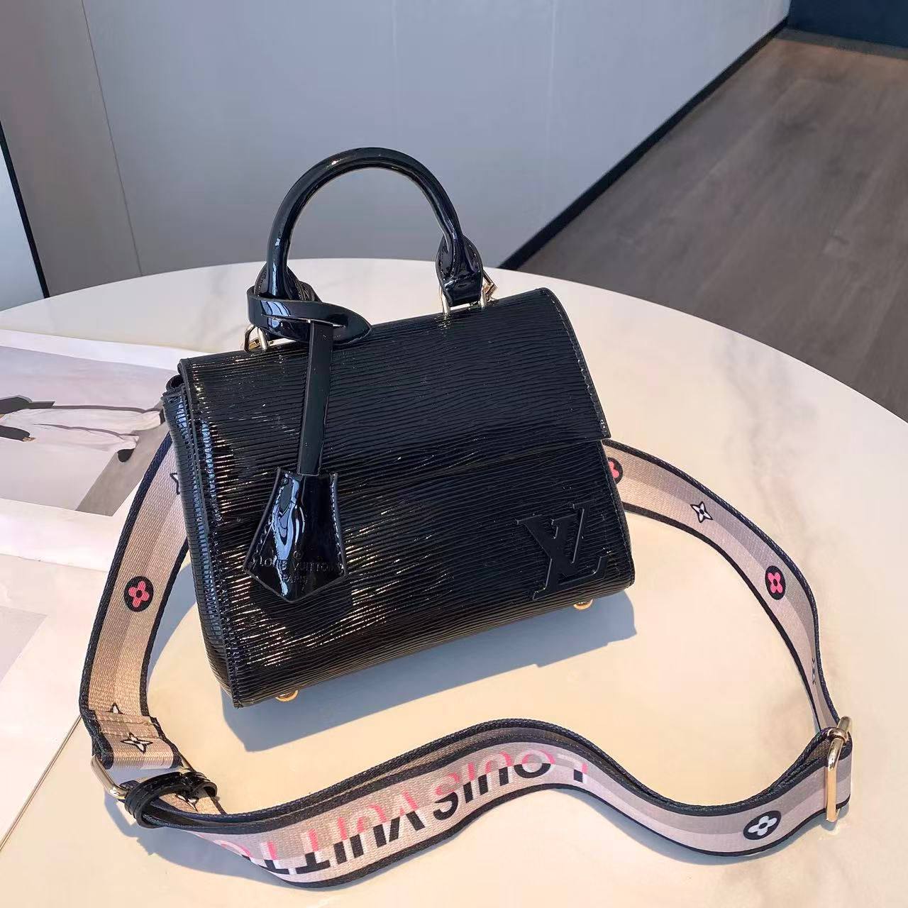 LV
with box
🎁🎁🎁

110 dhs🪙

Zain143
♥️♥️♥️