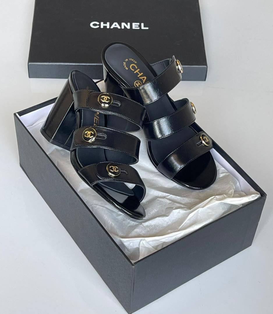 CHANEL 
SuperMaster Quality 💯
450 dhs❣️
Size: 36-41💥

Zain171
♥️♥️♥️
