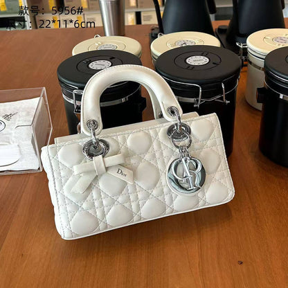 Dior
nice quality
130 dhs✅
withbox

Zain143
♥️♥️♥️