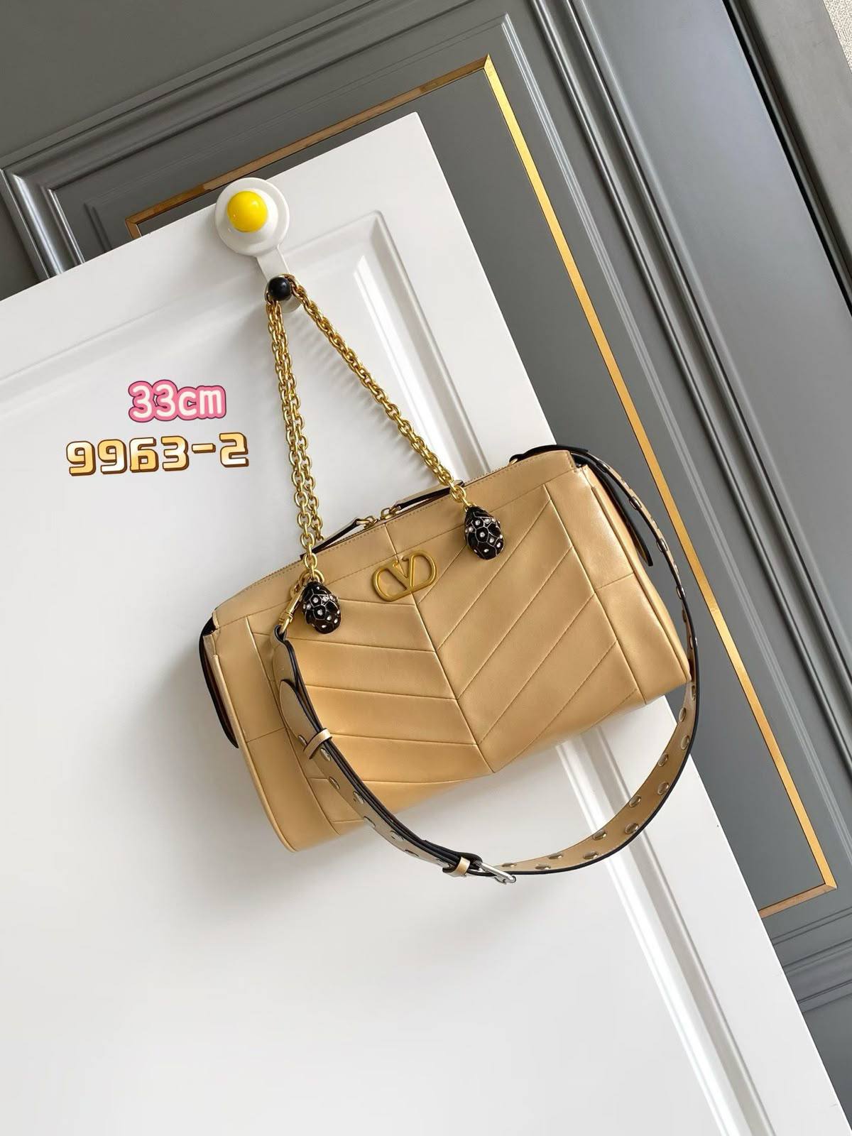 Valentino 24 cm 330 dhs🇦🇪 33 cm. 350 dhs🇦🇪 Zain153 ♥️♥️♥️ - Zain Corner Store copy & master bags shoes & more