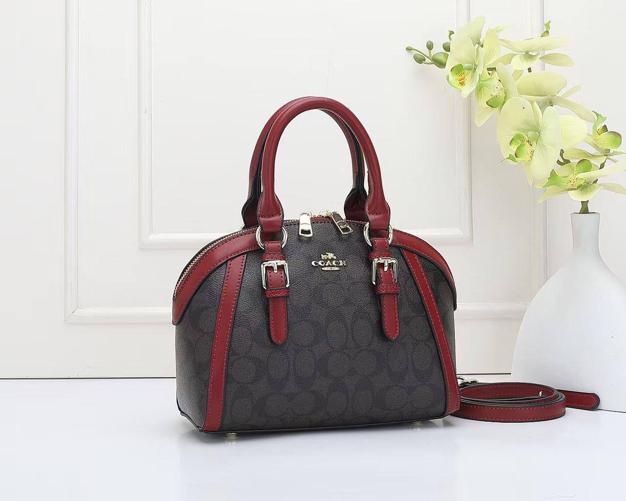 Coach
 Good Quality 

With Box 
🎁🎁🎁

95 dhs🪙🌨️

Zain250
♥️♥️♥️