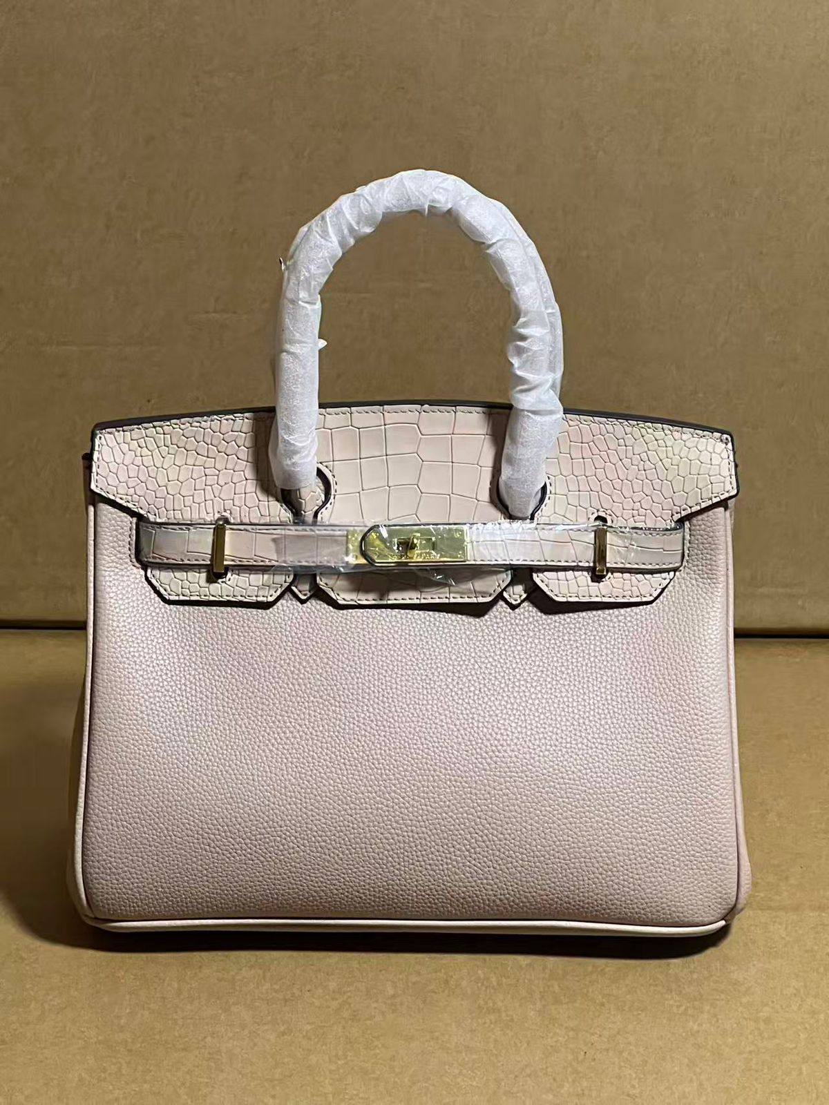Hermes
 size 30 cm 
120 dhs❣️

Zain278
♥️♥️♥️