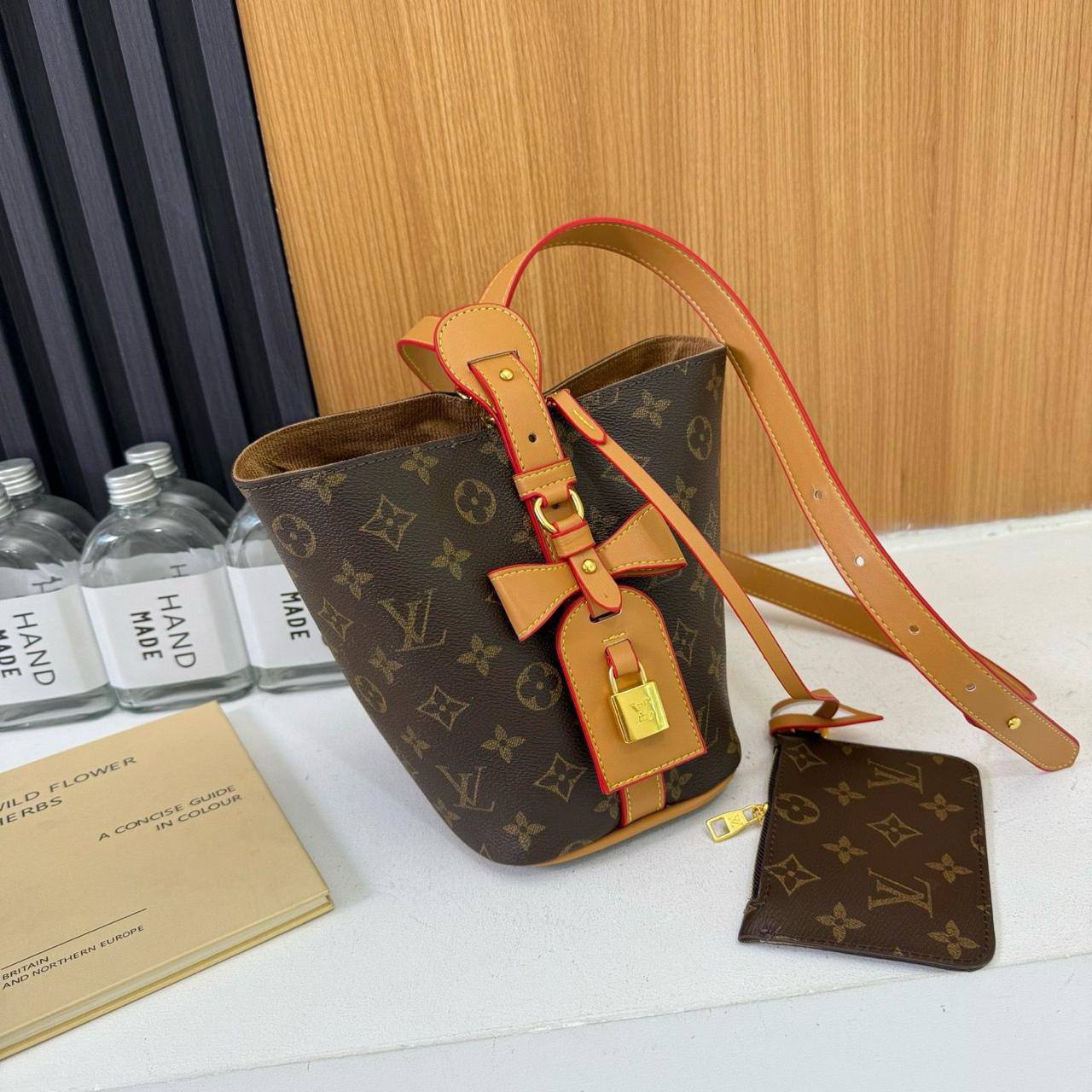 LV
25*18*13cm
70 dhs❣️

Zain17
♥️♥️♥️