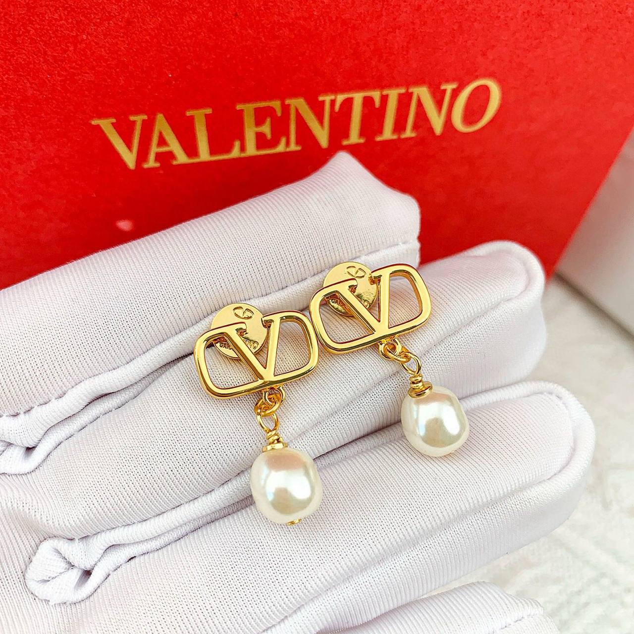 Valentino Set 
Necklace 
Bracelet 
Earrings
140 dhs🪙💚 
with Same box And Paper Bag Dust Bag

Zain89
♥️♥️♥️