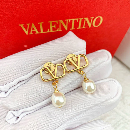 Valentino Set 
Necklace 
Bracelet 
Earrings
140 dhs🪙💚 
with Same box And Paper Bag Dust Bag

Zain89
♥️♥️♥️