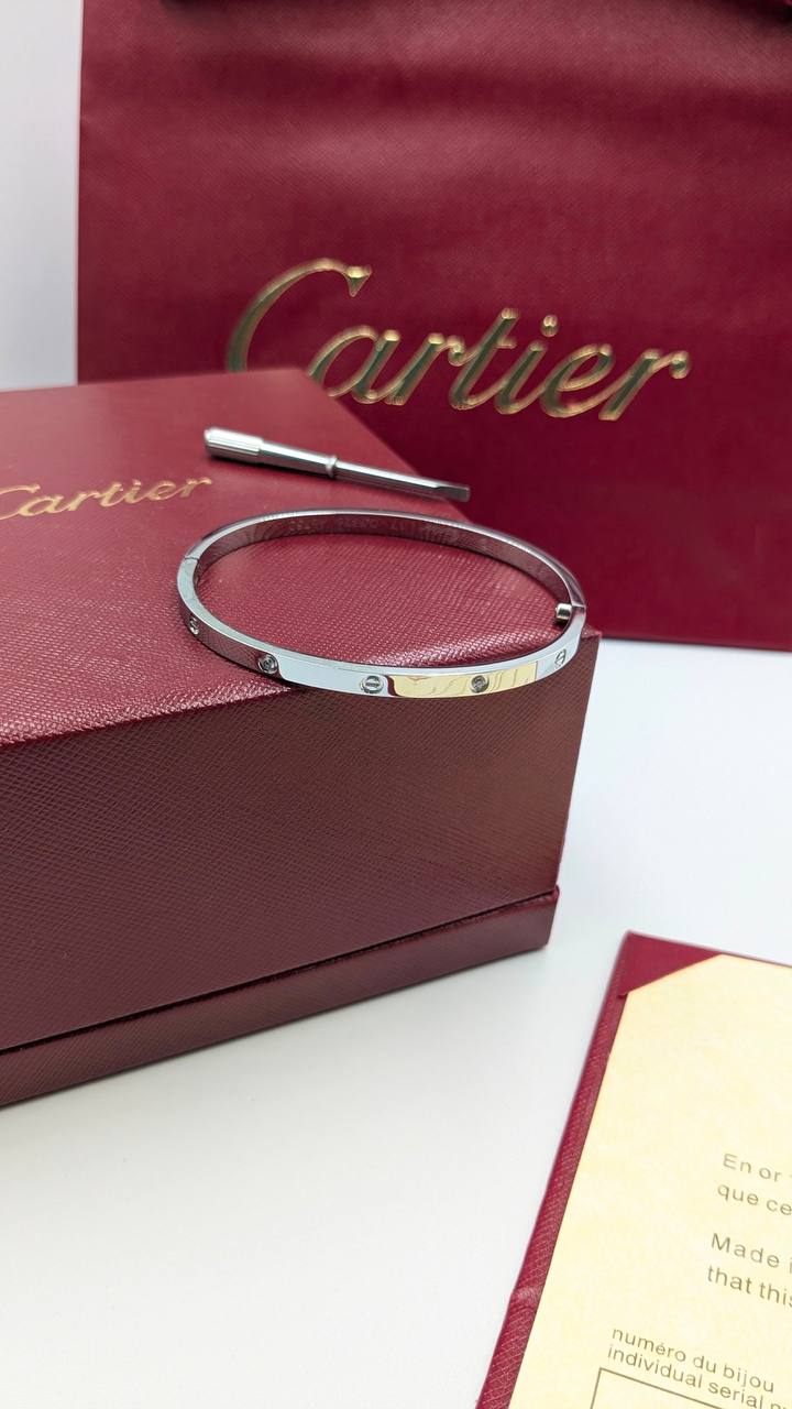 Cartier
*Master Quality* 
Bangle
90 dhs✅ with Normal Box 🎁
110 dhs✅ with Good Box 🎁
140 dhs✅ with Master Box 🎁

Zain210
♥️♥️♥️