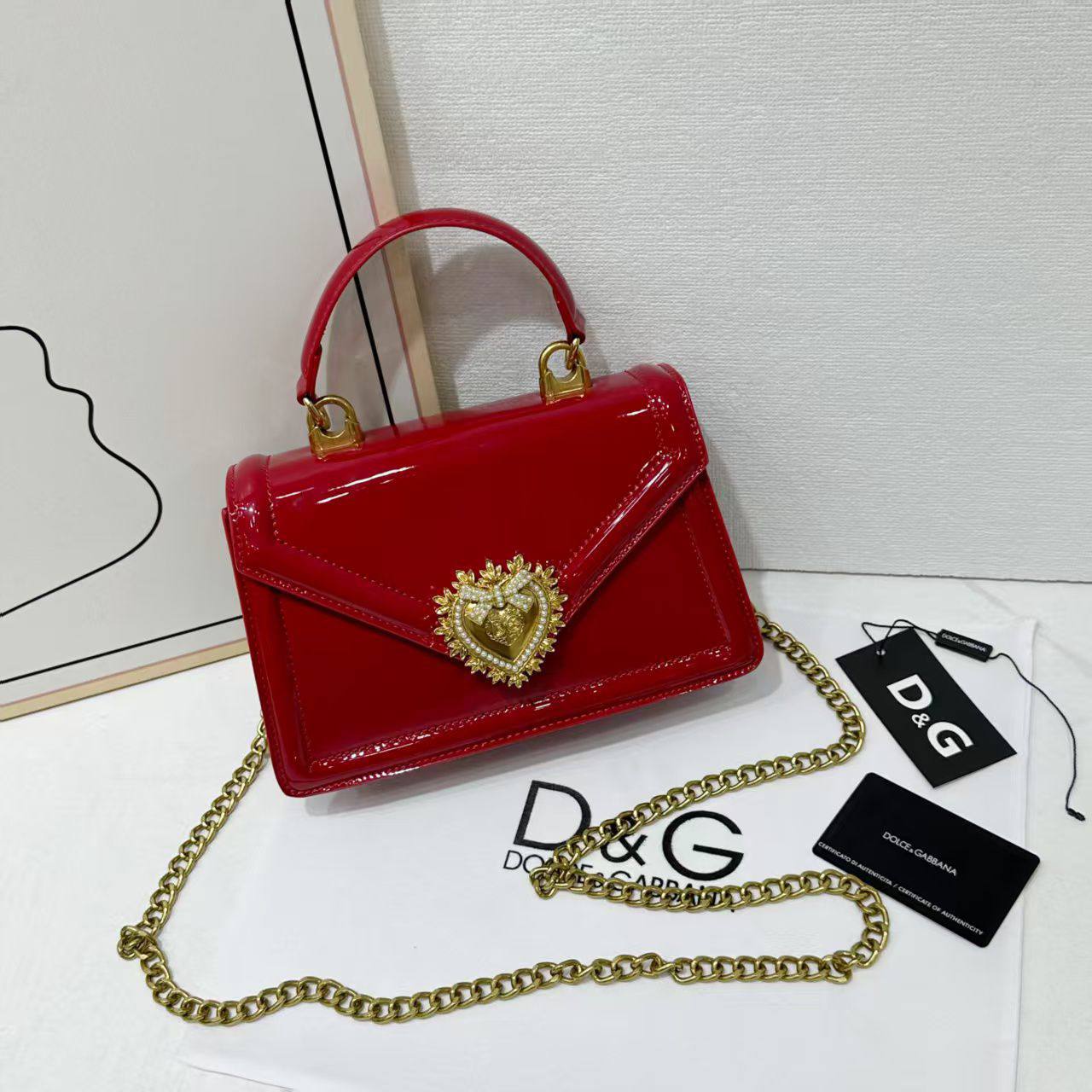 D&G
good quality 
with box 
🎁🎁🎁

100 dhs✅

Zain39
♥️♥️♥️