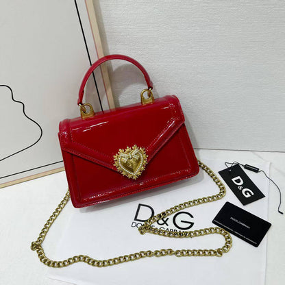 D&G
good quality 
with box 
🎁🎁🎁

100 dhs✅

Zain39
♥️♥️♥️
