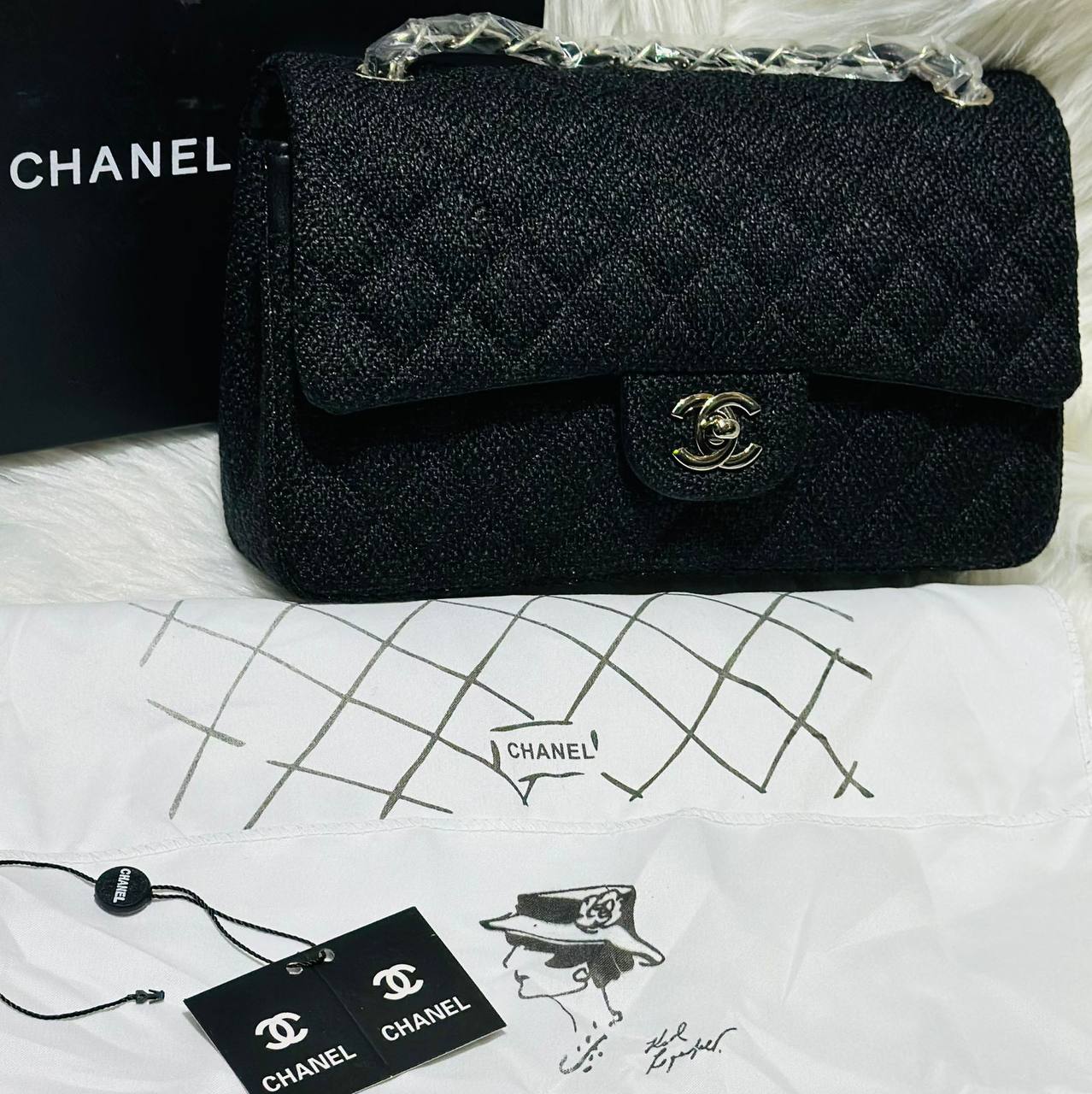 Chanel
good quality, 
comes with box, 
🎁🎁🎁

size... 26 *16 cm
115 dhs💓

Zain12
♥️♥️♥️