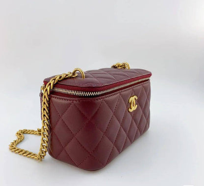Chanel Makeup Style

95 dhs🪙💕
small size:12*11*7.5

100 dhs🪙💕
big size：17.5*8.5*11

with box
🎁🎁🎁
Very good quality

Zain07
♥️♥️♥️