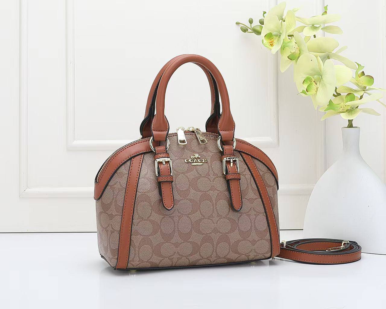 Coach
 Good Quality 

With Box 
🎁🎁🎁

95 dhs🪙🌨️

Zain250
♥️♥️♥️