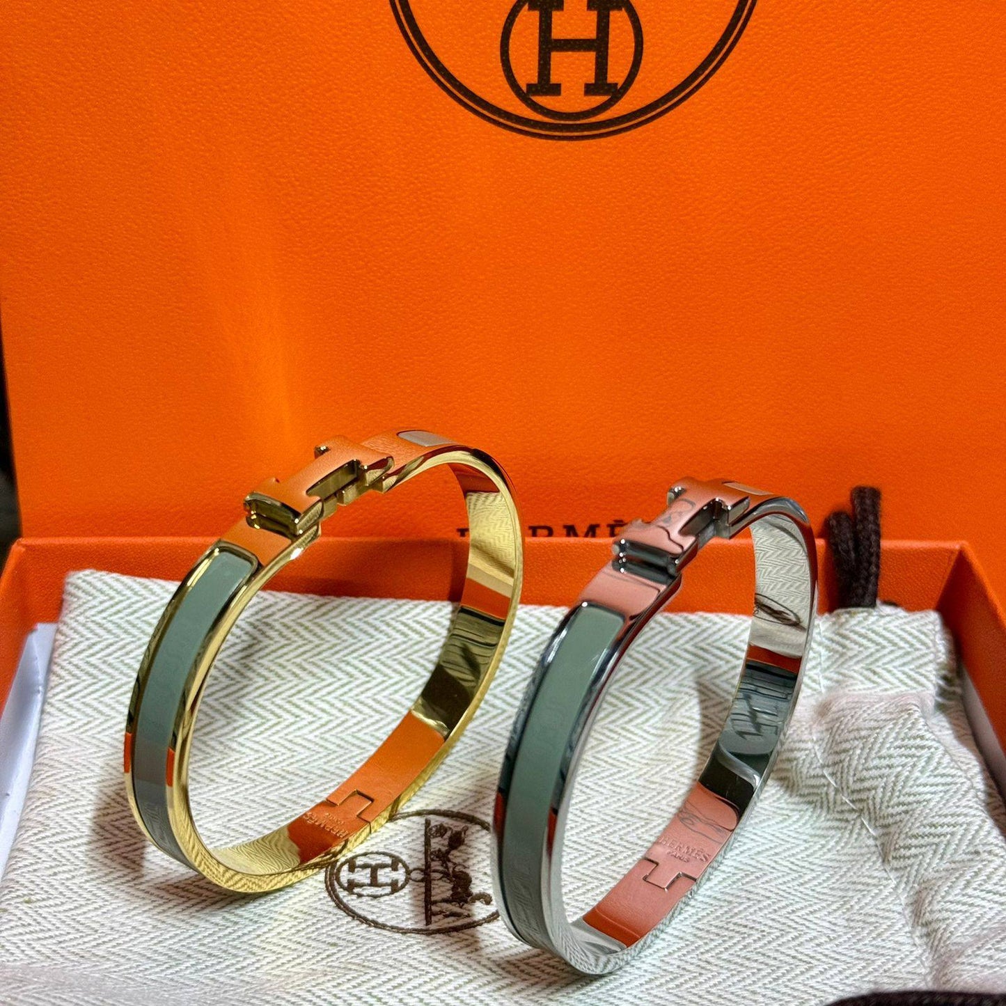Hermes Bangle* 💥
Master quality 

45 dhs🪙🌨️
normal box 📦

Zain48
♥️♥️♥️