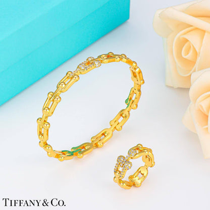 Tiffany ❤️‍🔥 *
Bangle 🍁
Ring 💍 size available 👇
6,7,8,9🔥

With normal boxes 📦 
90 dhs🪙🌨️

With master box 🗃️ 
130 dhs🪙🌨️

Zain216
♥️♥️♥️