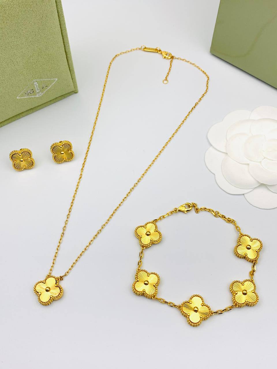 VCA Set*_🌼💫
*NECKLACE 1 FLOWER*
*BRACELET 5 FLOWER*
*EARRING   1* *FLOWER*  
145 dhs❤️
       _*WITH*_
    *Good Box* 📦

Zain89
♥️♥️♥️