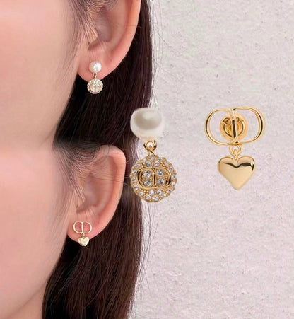 Dior 
Earring 🐦‍🔥
Master quality 💯
With normal boxes 📦 
45 dhs🇦🇪🇦🇪
With master box 🗃️ 
70 dhs🇦🇪🇦🇪

Zain216
♥️♥️♥️