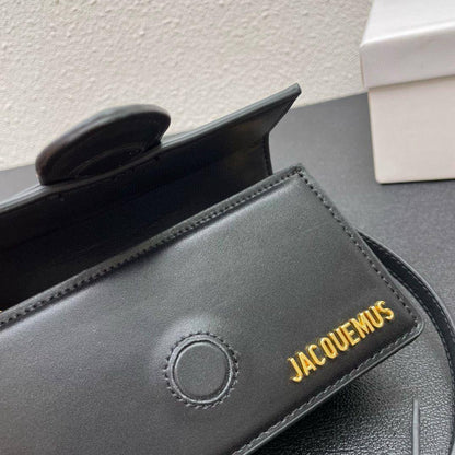 JACQUEMUS 

COPY ONE 

RESTOCK 
WITH BOX 

SMALL SIZE 

195 dhs🇦🇪🇦🇪🇦🇪
(Leather )
Zain17
♥️♥️♥️