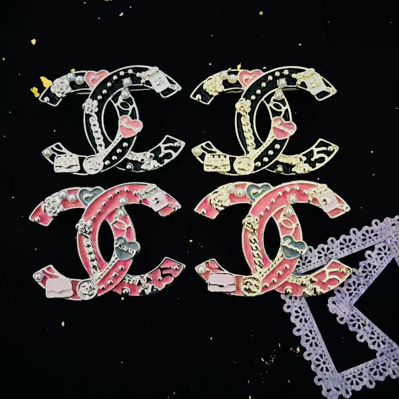 BROOCH🦋*
Good quality 🍁
With black boxes 📦 
20 dhs💓

With normal box 🗃️ 
And paper bag 🛍️
35 dhs💓

Zain216
♥️♥️♥️