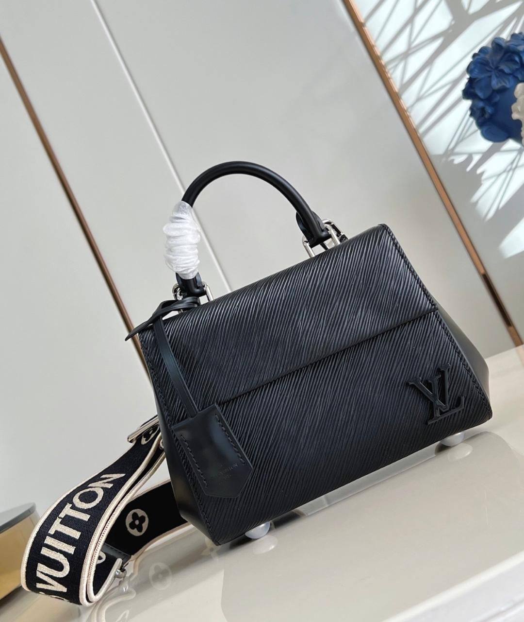 Louis vuitton💕💕✨
Super master quality 🔥🔥
Available ✨💕💕
With full packing 📦🎀
For Price 👇 WTSP Text Zain 0568585901

Zain252
♥️♥️♥️