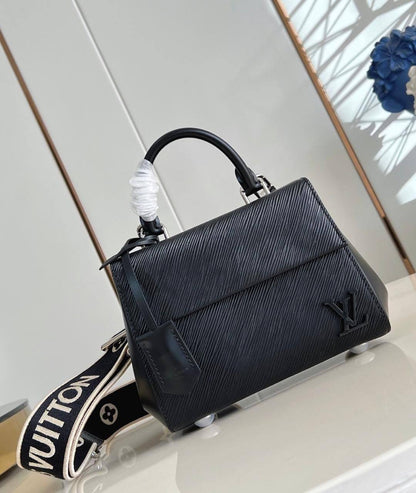 Louis vuitton💕💕✨
Super master quality 🔥🔥
Available ✨💕💕
With full packing 📦🎀
For Price 👇 WTSP Text Zain 0568585901

Zain252
♥️♥️♥️