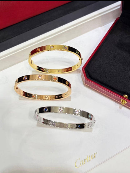 CARTIER BANGLE
NEW MODEL
MIX COLOR STONE
💫✨
60 dhs✅ EACH 
WITH BOX AND PAPER BAG🛍️🎁

Zain89
♥️♥️♥️
