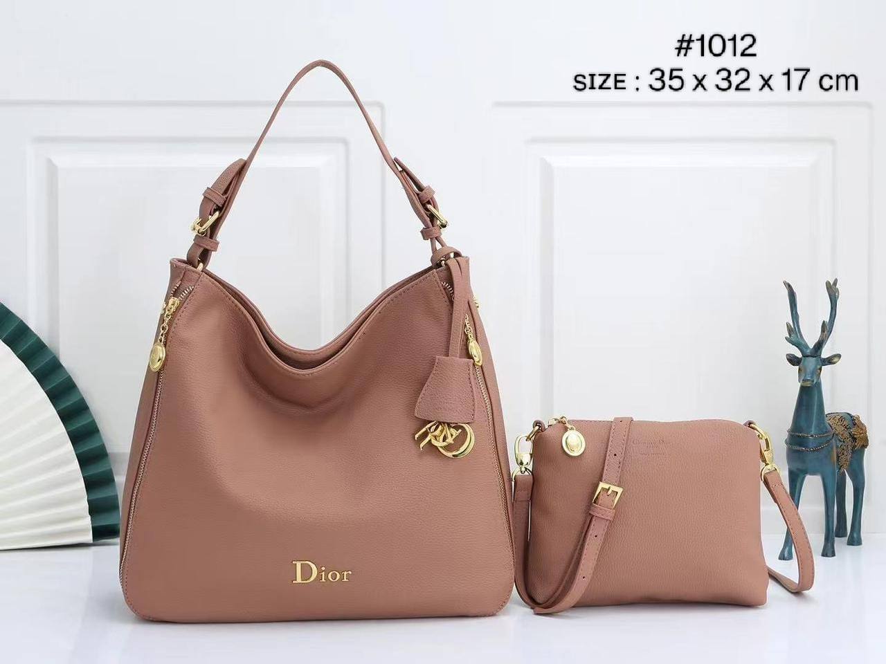 CHRISTIAN DIOR ʜᴏʙᴏ
sʜᴏᴜʟᴅᴇʀ ᴛᴏᴛᴇʙᴀɢ
ᴡɪᴛʜ ᴘᴏᴜᴄʜ sʟɪɴɢ ʙᴀɢ
ᴡɪᴛʜ ʟᴏɴɢ ʙᴇʟᴛ sᴛʀᴀᴘ
ɢᴏʟᴅ ʜᴀʀᴅᴡᴀʀᴇ
sɪᴢᴇ : 35 cm

120 dhs✅

Zain31
♥️♥️♥️