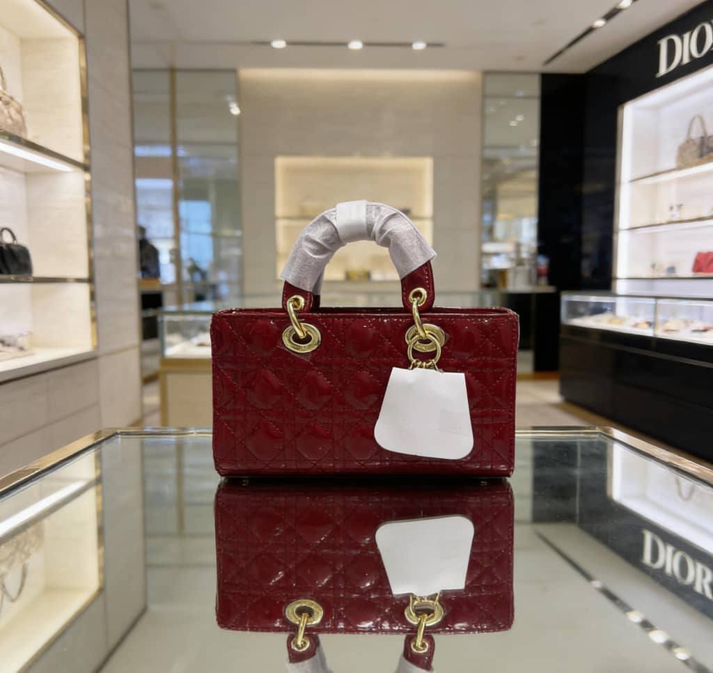 Dior
115 dhs🇦🇪
with box
🎁🎁🎁

Size:25/13/8

Zain07
♥️♥️♥️