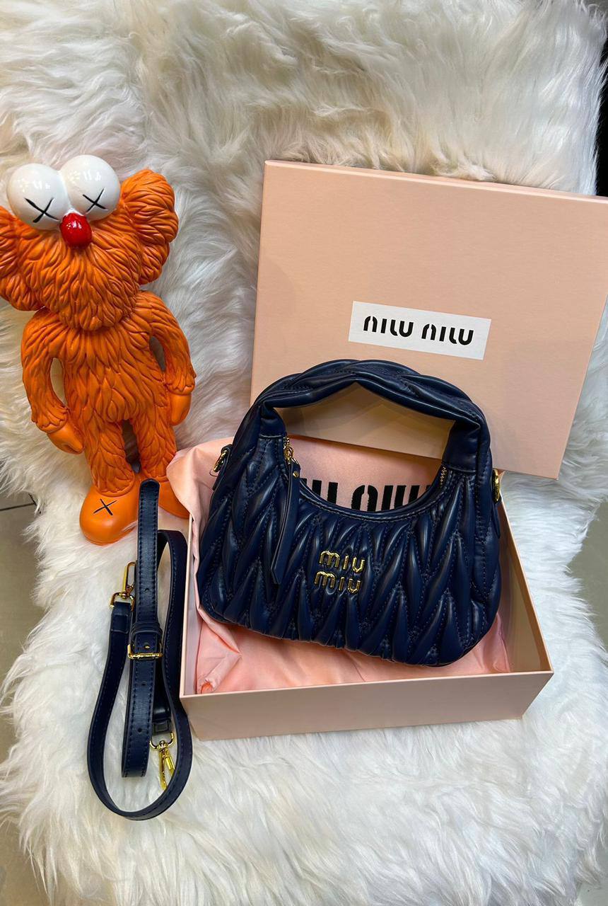 Miu Miu
New model, good quality,  
with box,  
🎁🎁🎁
size 21*12 cm 
95 dhs🪙🌨️

Zain12
♥️♥️♥️