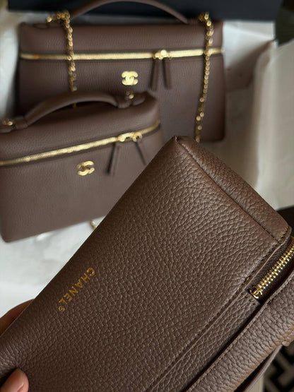 Chanel
 𝐕𝐀𝐍𝐈𝐓𝐘 𝐂𝐀𝐒𝐄 𝐖𝐈𝐓𝐇 𝐂𝐇𝐀𝐈𝐍 𝐒𝐔𝐏𝐄𝐑 𝐌𝐀𝐒𝐓𝐄𝐑 𝐐𝐔𝐀𝐋𝐈𝐓𝐘 
𝐋𝐀𝐑𝐆𝐄 -1300 dhs✅
𝐌𝐞𝐝𝐢𝐮𝐦 - 1250 dhs✅
𝐒𝐦𝐚𝐥𝐥 - 1200 dhs✅

ETAG4
♥️♥️♥️