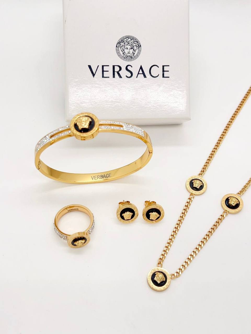 Stainless steel SET 💯*
Necklace ❤️‍🩹
Earring 🍁
Breslat ❣️
Ring free size 
With normal boxes 📦 
And paper bag 🛍️
45 dhs🇦🇪

Zain216
♥️♥️♥️