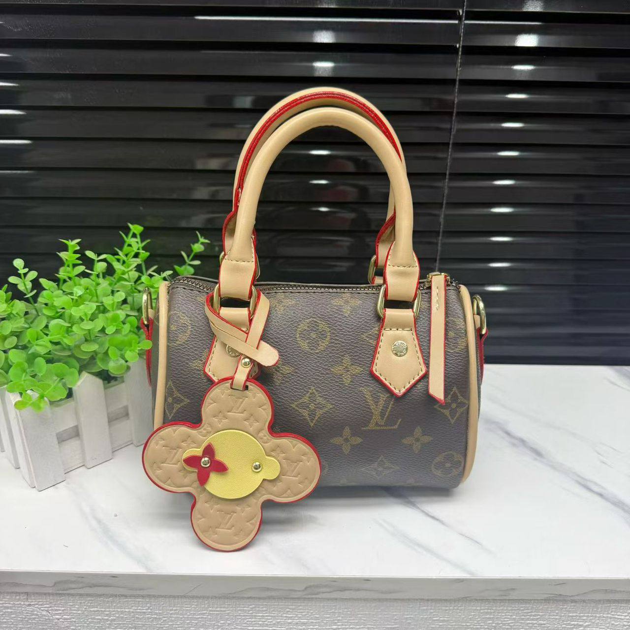 LV
80 dhs💓
size：16cm

Zain35
♥️♥️♥️