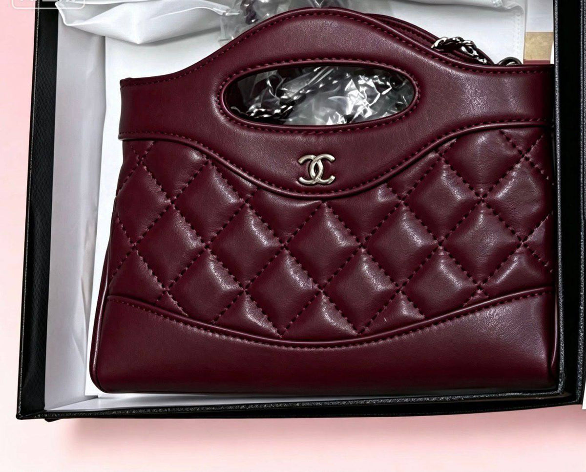 Chanel

95 dhs🇦🇪🇦🇪

size：18cm 
Silver logo 
with box

Zain35
♥️♥️♥️