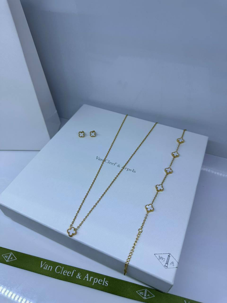 VCA set mini✨
Necklace 
Earrings 
Bracelet 
Stainless non tarnished 

40 dhs🪙🌨️
normal box 📦

Zain48
♥️♥️♥️