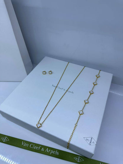VCA set mini✨
Necklace 
Earrings 
Bracelet 
Stainless non tarnished 

40 dhs🪙🌨️
normal box 📦

Zain48
♥️♥️♥️