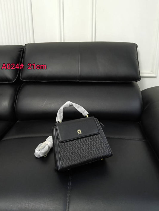 Aigner
100 dhs💛
High quality

Zain26
♥️♥️♥️