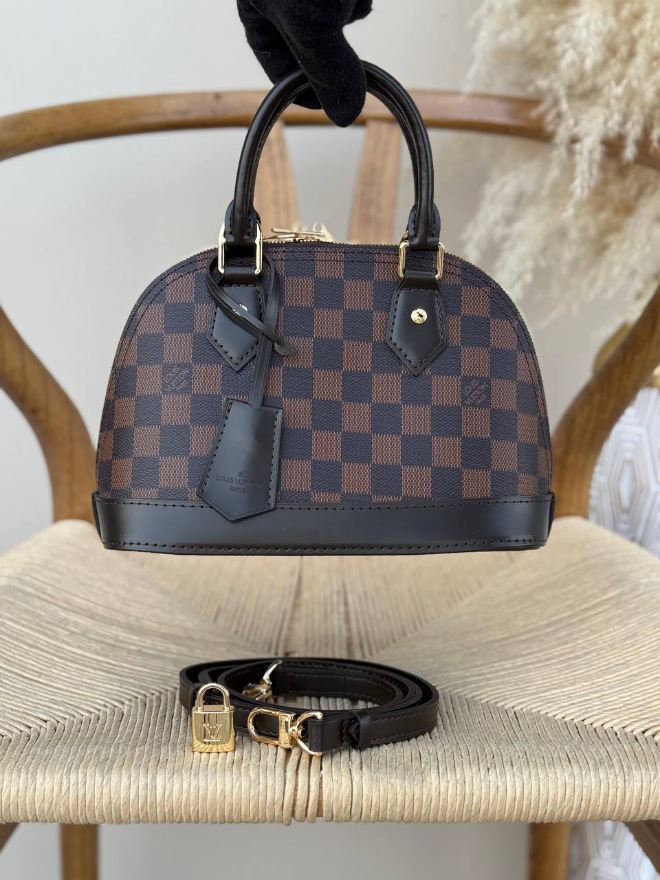 LV
18cm
330 dhs✅
25cm
350 dhs✅
Top quality 
With box🎁

Zain167
♥️♥️♥️