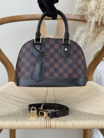LV
18cm
330 dhs✅
25cm
350 dhs✅
Top quality 
With box🎁

Zain167
♥️♥️♥️