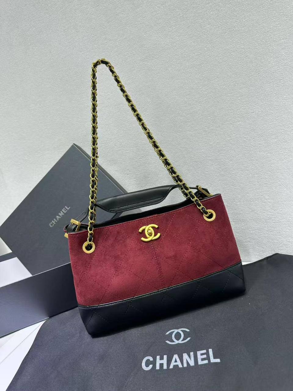 Chanel 
Size : 30 * 20 * 12 cm
105 dhs🪙
with box🎁

Zain115
♥️♥️♥️
