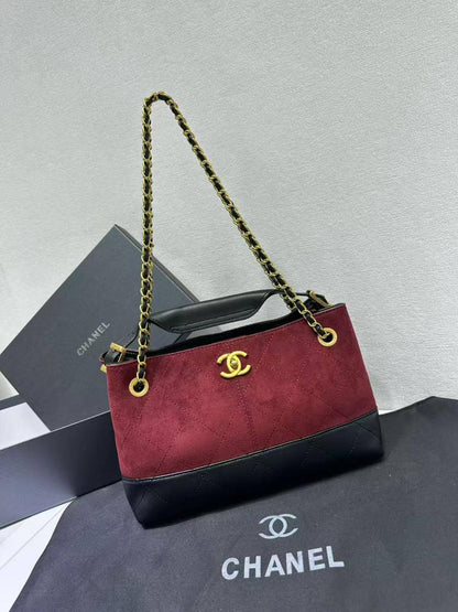 Chanel 
Size : 30 * 20 * 12 cm
105 dhs🪙
with box🎁

Zain115
♥️♥️♥️