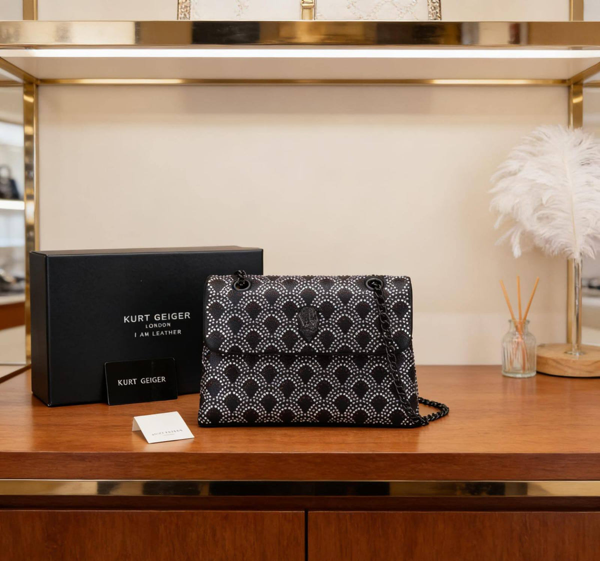 Aigner

115 dhs🇦🇪🇦🇪
Have box

Zain07
♥️♥️♥️