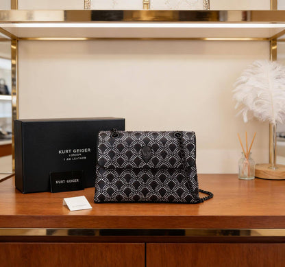 Aigner

115 dhs🇦🇪🇦🇪
Have box

Zain07
♥️♥️♥️