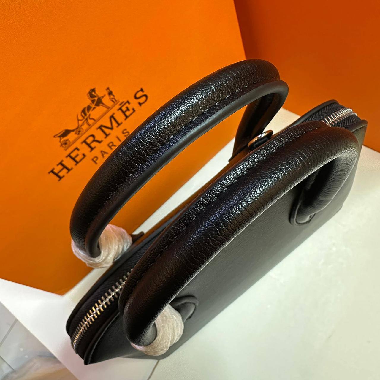 HERMES 
 BIG SIZE GOOD QUALITY 
WITH BOX 
110 dhs✅

Zain39
♥️♥️♥️