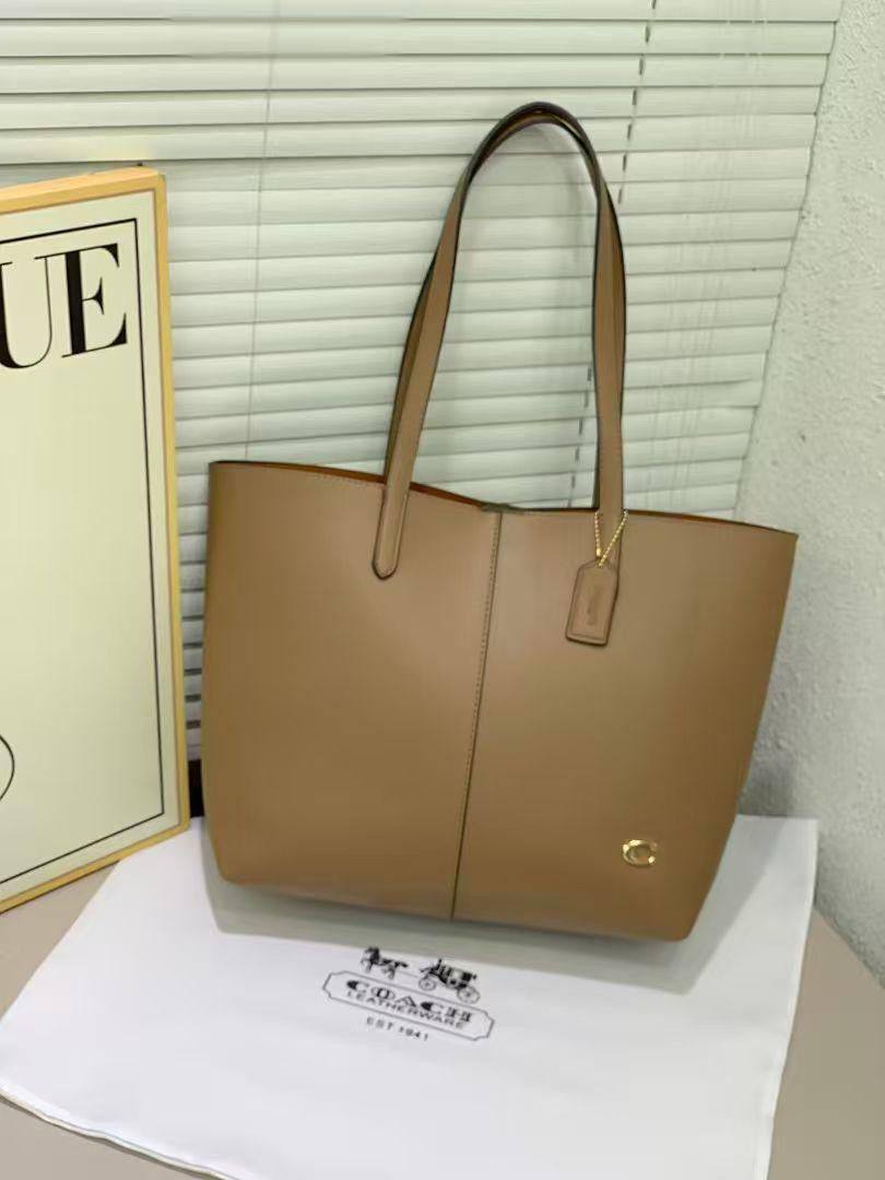 Coach
43*28*13 cm
95 dhs🇦🇪

Zain17
♥️♥️♥️