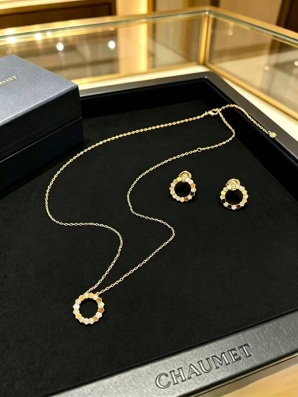 CHAUMET SET
MASTER💫✨
NECKLACE EARRINGS
WITH BOX AND PAPER BAG🎁🛍️
140 DHS🇦🇪🇦🇪

Zain89
♥️♥️♥️