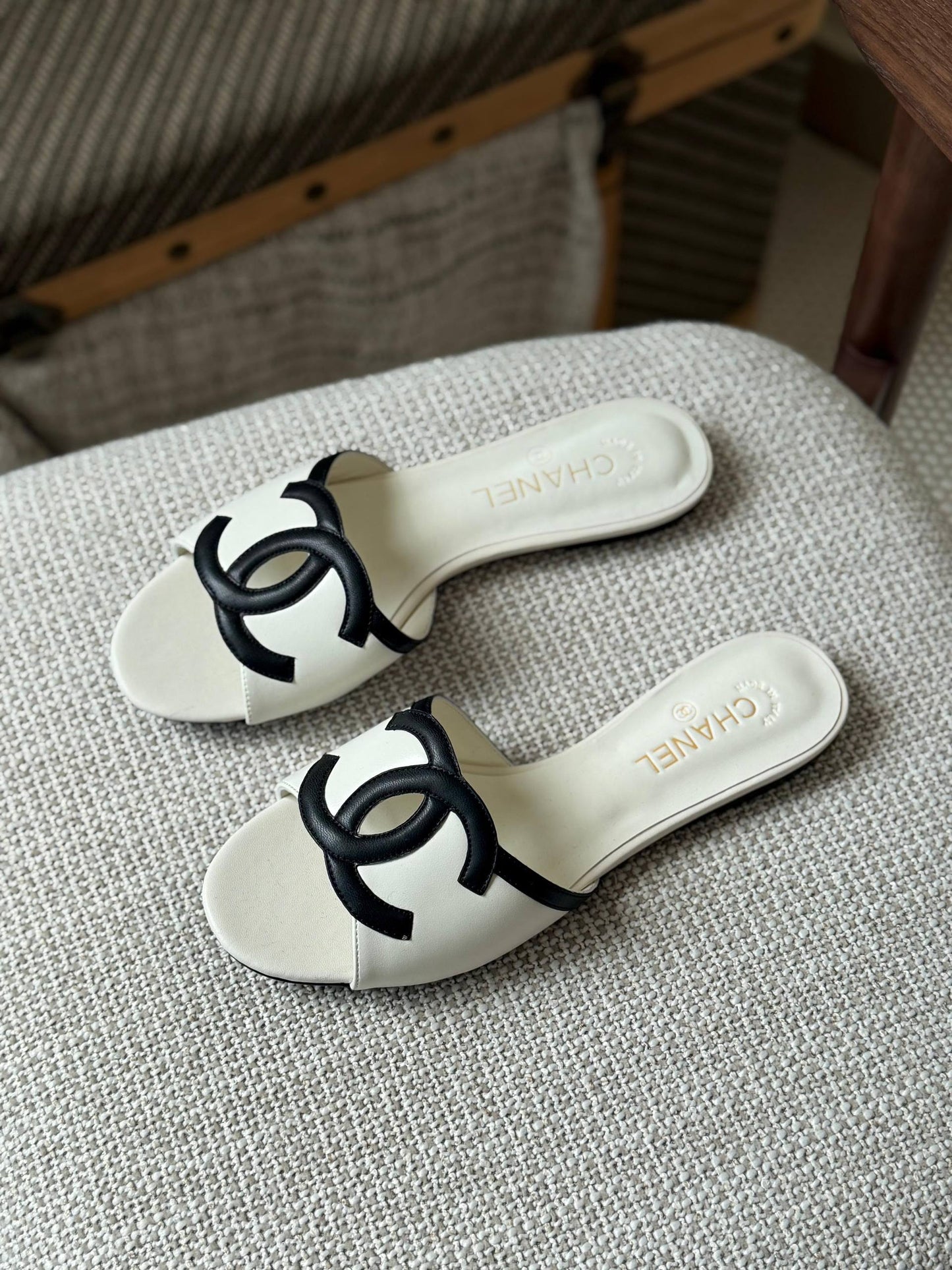 CHANEL 
✨ Collection
👠 36–41
💎 Premium Quality
🔥 Super Master
450 dhs✅

Zain198
♥️♥️♥️