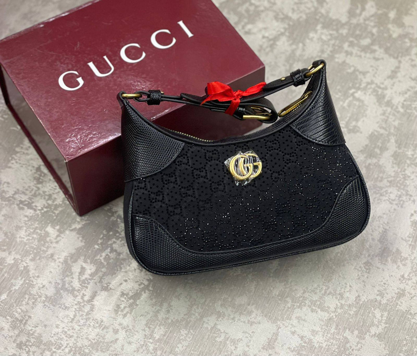 Gucci
240 dhs✅
with box

Zain175
🌺🌺🌺
