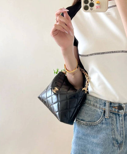 Chanel
95 dhs✅
size：22cm
Good-quality 

with box🎁

Zain35
Zain26
♥️♥️♥️